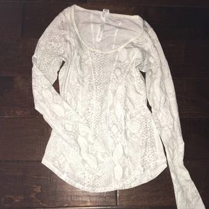 White patterned Lululemon long sleeve. Like New